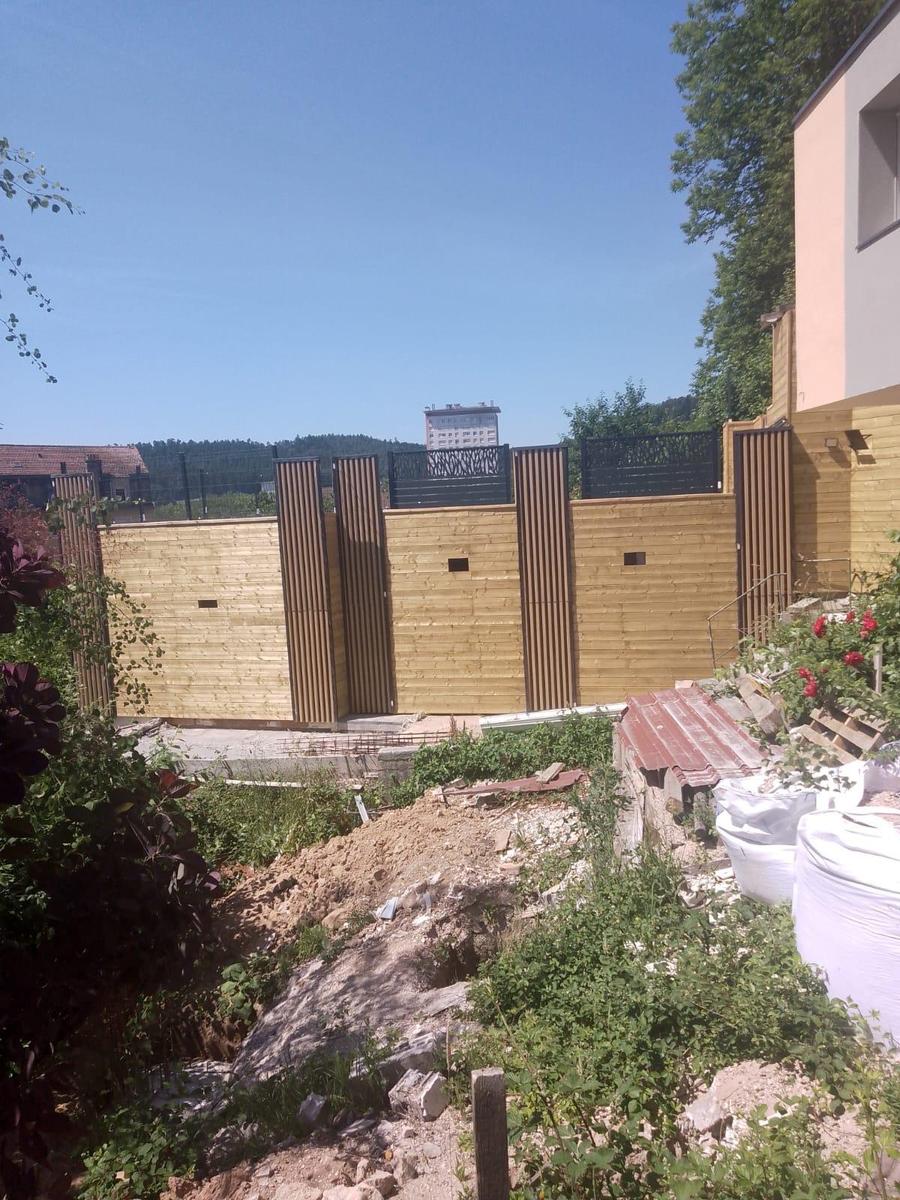 Bardage bois claire-voie sur muret en limite de propriété